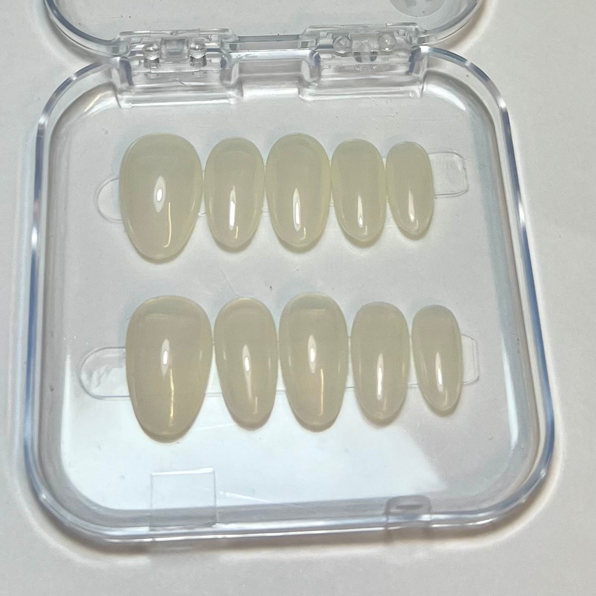 Press On Nails Kokoha modèle 003 oval blanc laiteux translucide dans leur boîte