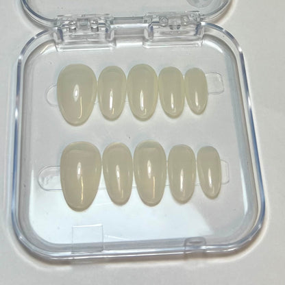 Press On Nails Kokoha modèle 003 oval blanc laiteux translucide dans leur boîte