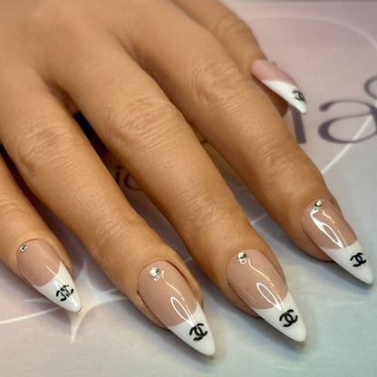 Gros plan des strass sur les Fast Nails F016 French
