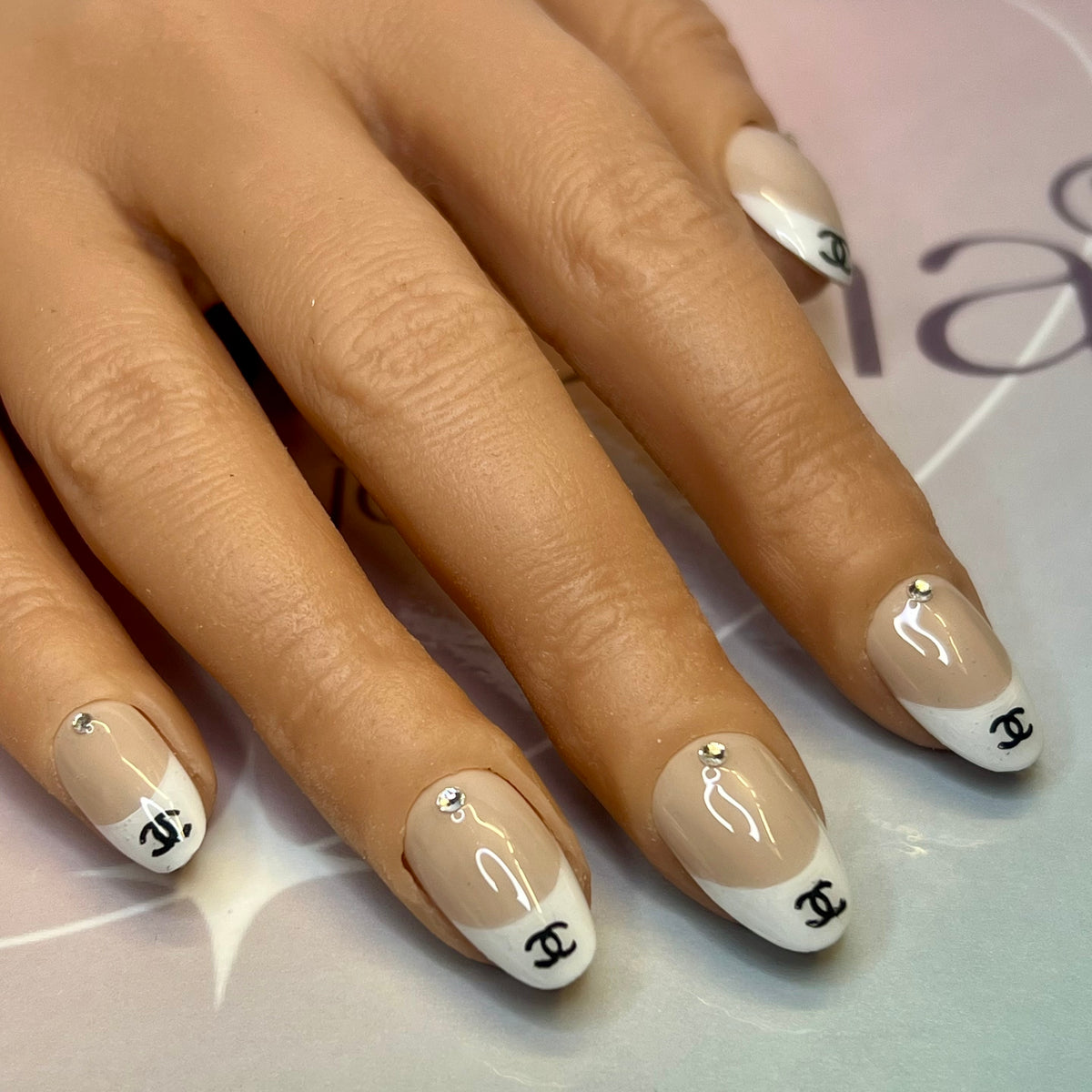 Fast Nails F016 French avec strass portés sur les ongles