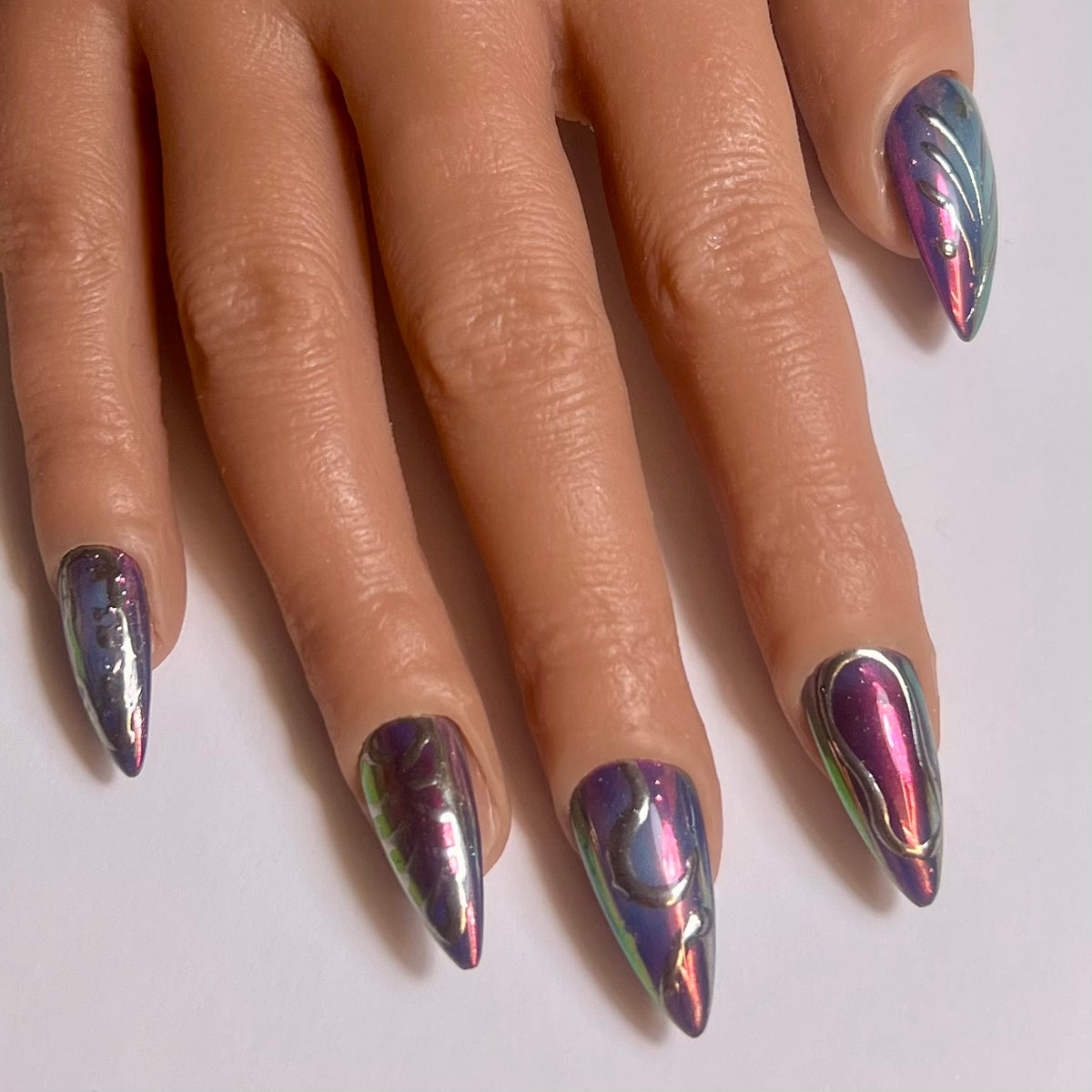 Press On Nails Kokoha modèle 015 stiletto court chrome violet et argent avec design abstrait 3D portés sur les ongles