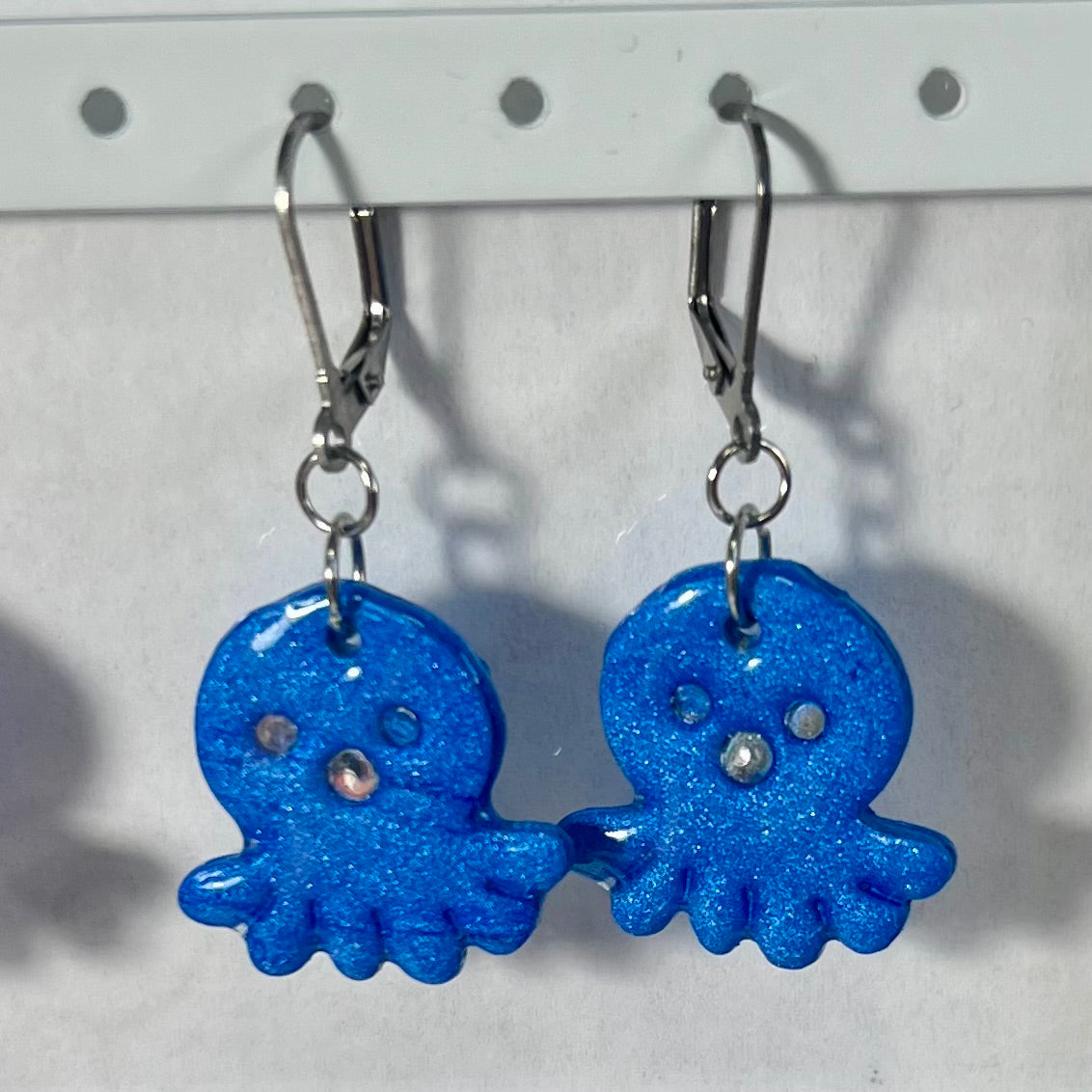 Boucles d'Oreilles Poulpy – Bijou marin fait main en acier inoxydable et pâte polymère métallisée (4 coloris)