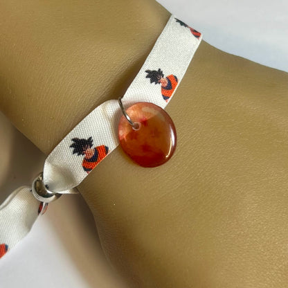 Bracelet en tissu blanc imprimé DBZ avec charm assorti et fermeture réglable – Kokoha
