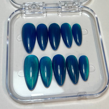 Press On Nails Kokoha modèle 012 amande cristal Cat Eye bleu dans sa boîte