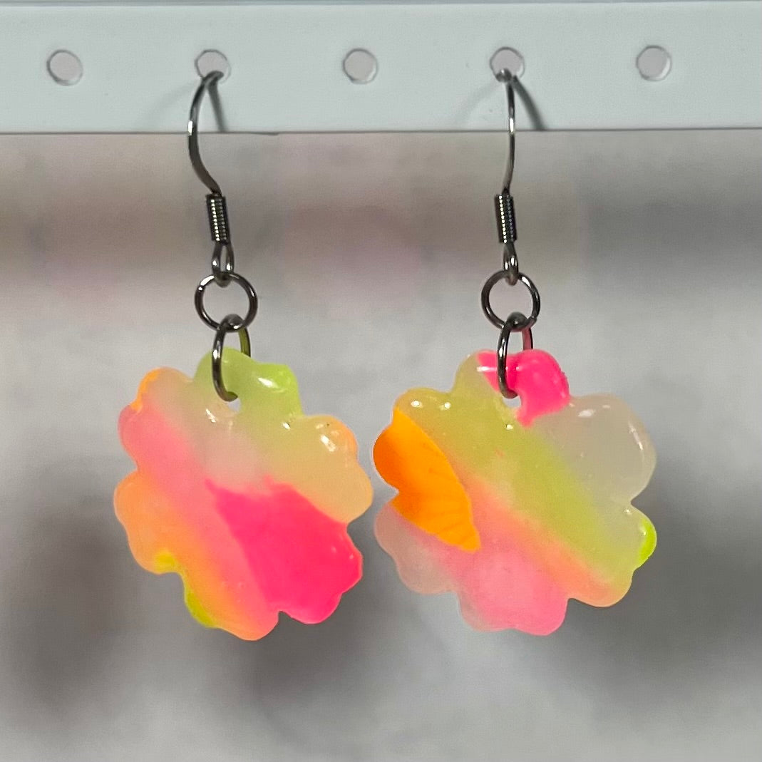 Boucles d'oreilles Fluo – Acier inoxydable et pâte polymère | Fleur translucide fluo