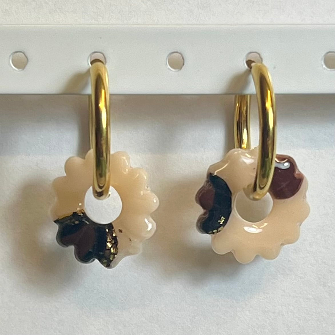 Pampilles mini Margot (18mm) – Marguerites léopard en pâte polymère (vendues par paires, sans créoles)