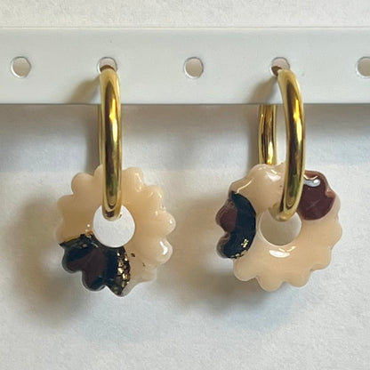 Pampilles mini Margot (18mm) – Marguerites léopard en pâte polymère (vendues par paires, sans créoles)