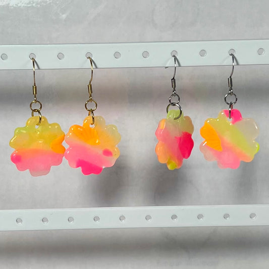 Boucles d'oreilles Fluo – Acier inoxydable et pâte polymère | Fleur translucide fluo