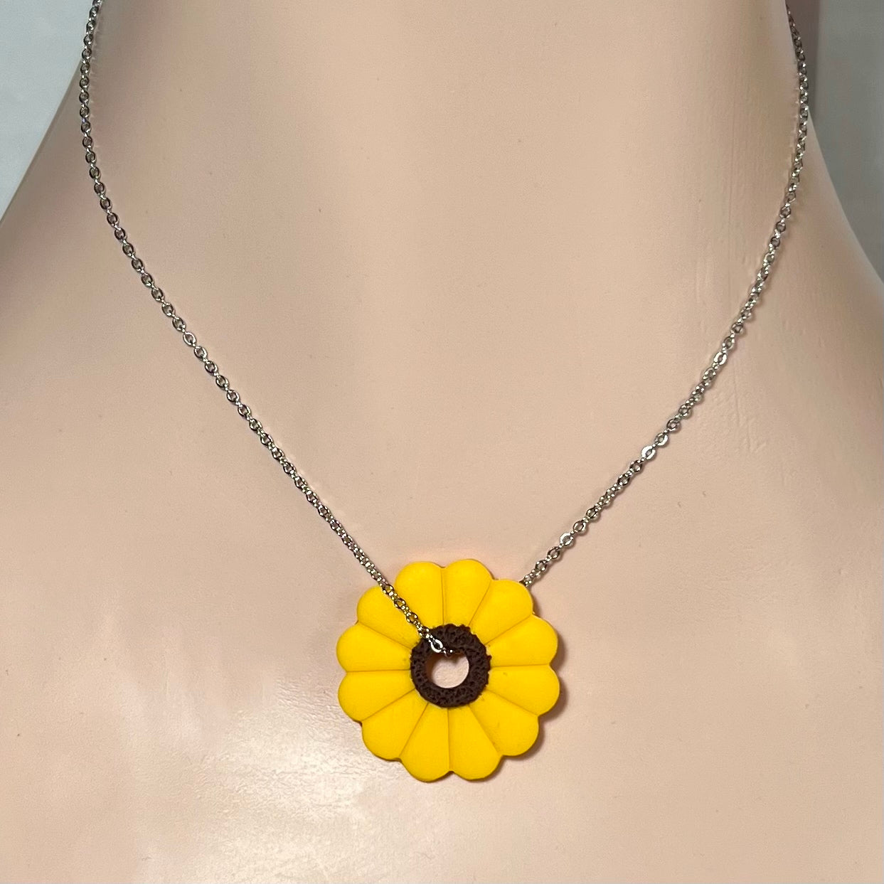 Collier Maxi GlowSun – Tournesol XXL en pâte polymère et chaîne acier inoxydable 50 cm