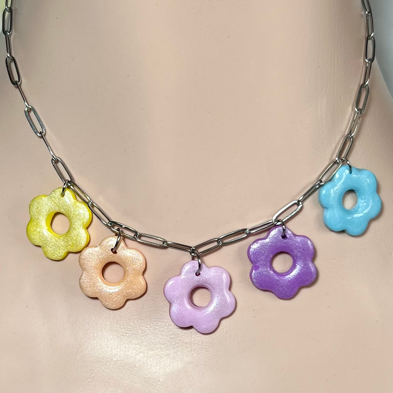 Collier Multi Flora nacré pastel – Fleurs en pâte polymère et chaîne inoxydable ajustable