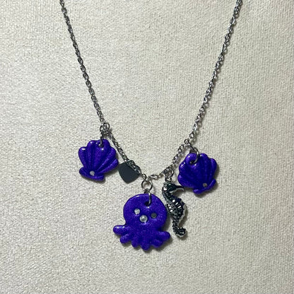 Collier Poulpy – Bijou marin fait main en acier inoxydable et pâte polymère métallisée (4 coloris)