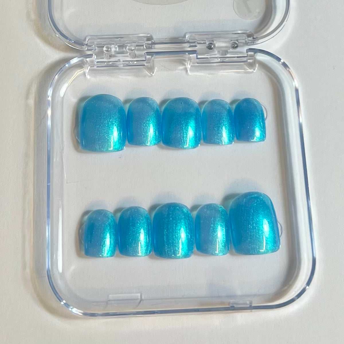 Press On Nails Kokoha modèle 016 carré court bleu irisé à reflets dans leur boîte
