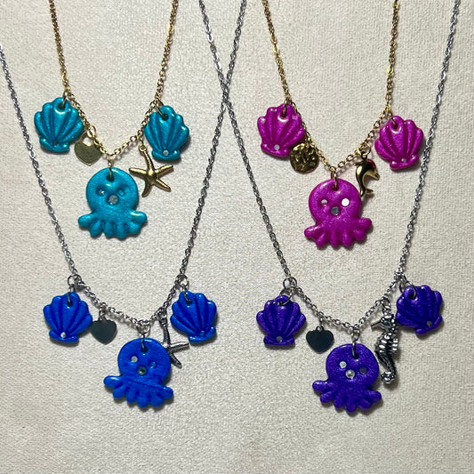 Collier Poulpy – Bijou marin fait main en acier inoxydable et pâte polymère métallisée (4 coloris)
