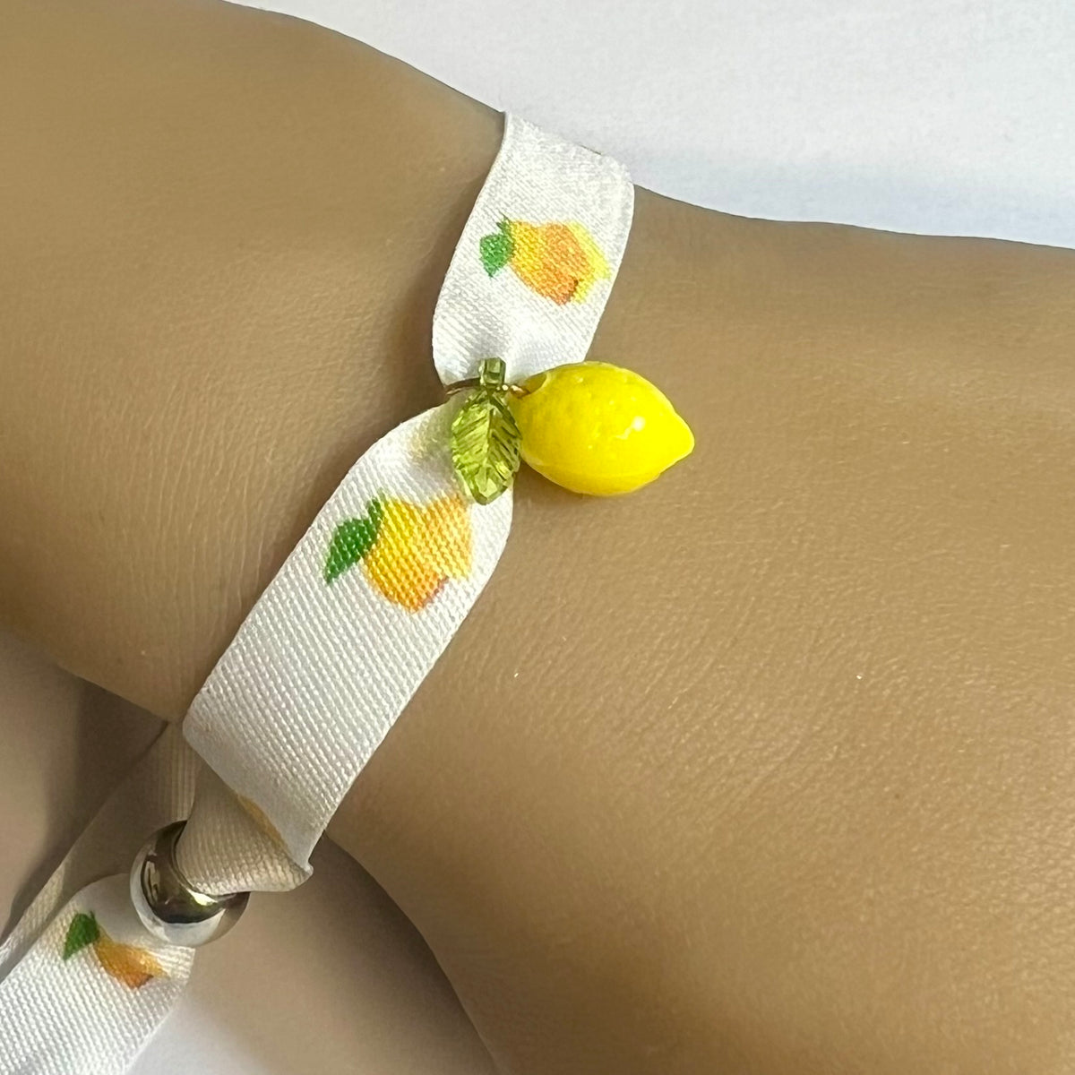 Bracelet en tissu imprimé citrons avec charm citron jaune assorti et fermeture réglable – Kokoha