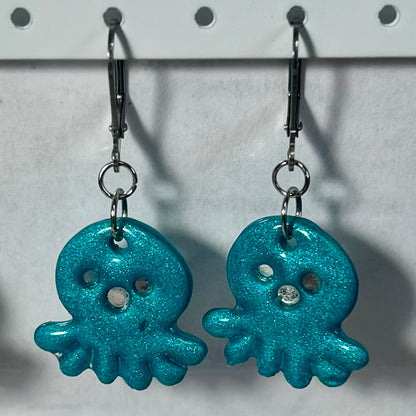 Boucles d'Oreilles Poulpy – Bijou marin fait main en acier inoxydable et pâte polymère métallisée (4 coloris)