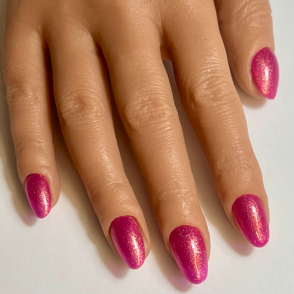 Press On Nails Kokoha modèle 010 rose fuchsia irisé doré portés sur les ongles