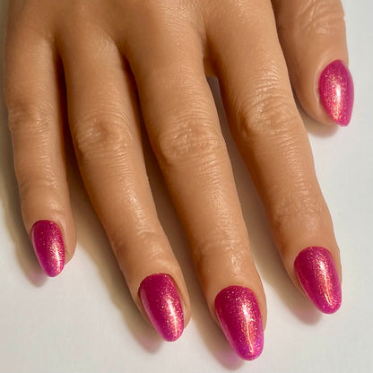 Press On Nails Kokoha modèle 010 rose fuchsia irisé doré portés sur les ongles