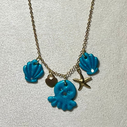 Collier Poulpy – Bijou marin fait main en acier inoxydable et pâte polymère métallisée (4 coloris)