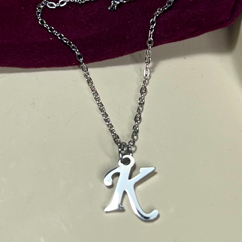 Collier Lettre Initiale en Acier Inoxydable – Doré ou Argenté | Cadeau Personnalisé à Petit Prix