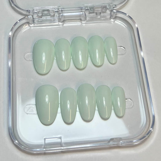 Press On Nails Kokoha modèle 009 Oval vert pastel dans leur boîte