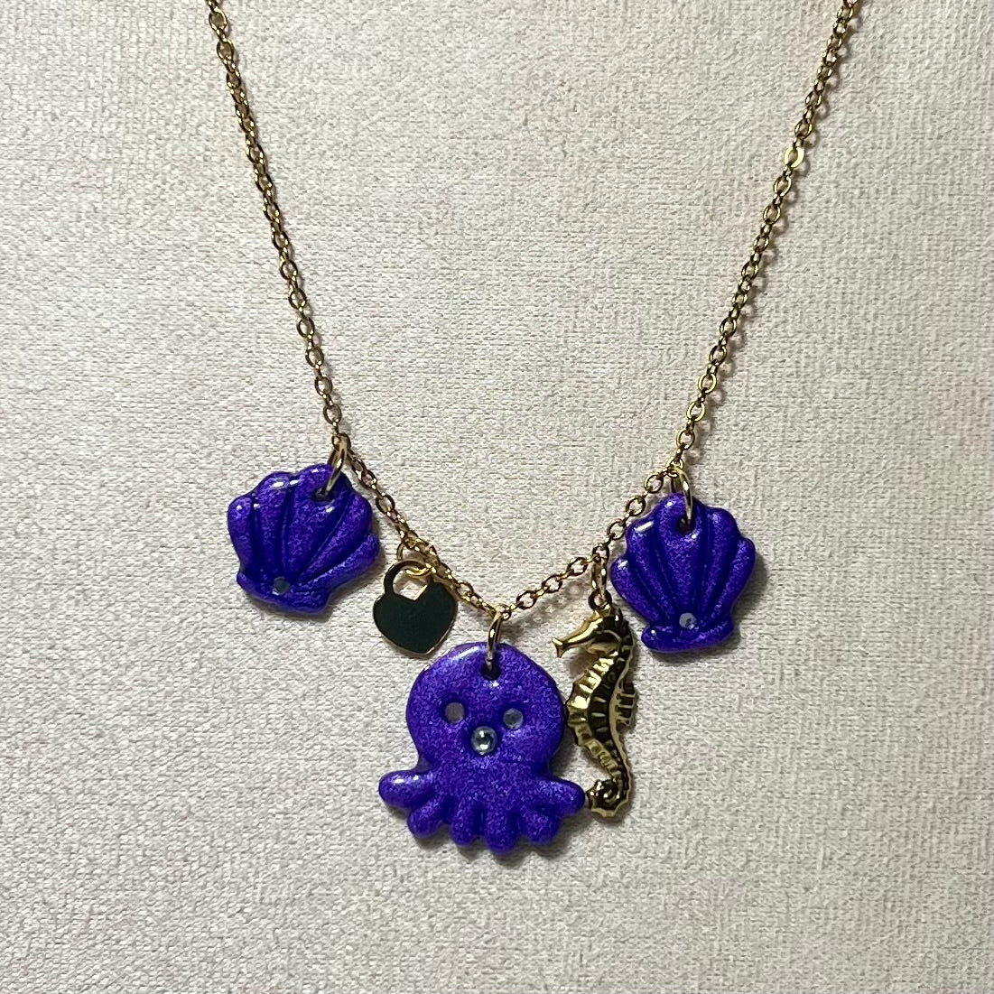 Collier Poulpy – Bijou marin fait main en acier inoxydable et pâte polymère métallisée (4 coloris)