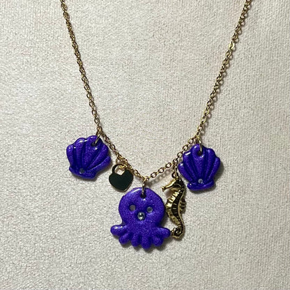 Collier Poulpy – Bijou marin fait main en acier inoxydable et pâte polymère métallisée (4 coloris)