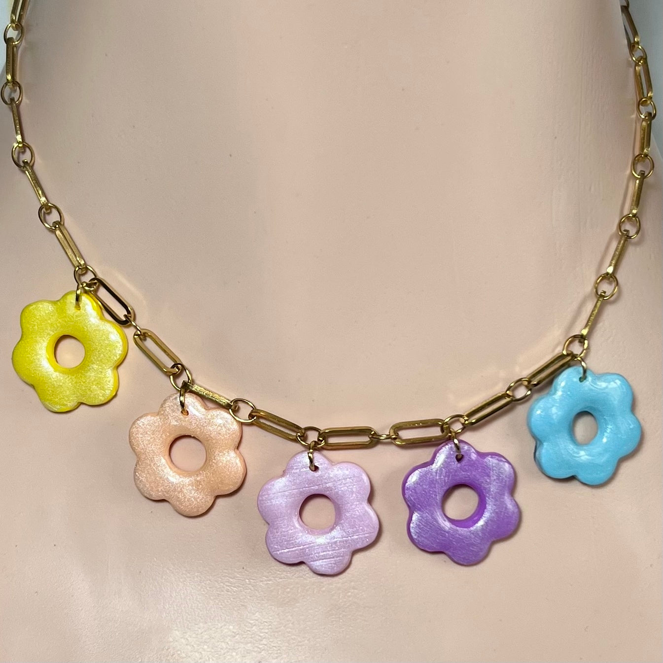 Collier Multi Flora nacré pastel – Fleurs en pâte polymère et chaîne inoxydable ajustable
