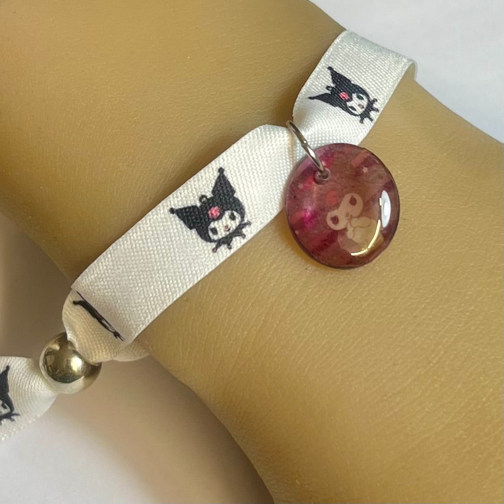 Bracelet en tissu blanc imprimé Kuromi avec charm assorti et fermeture réglable – Kokoha