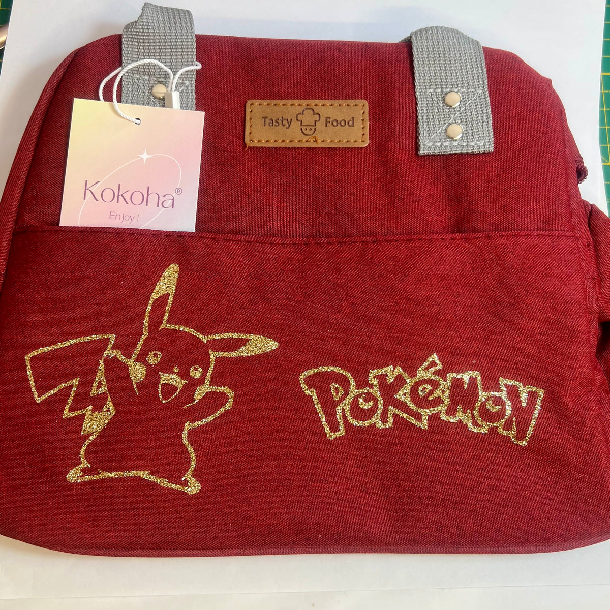 Lunch bag isotherme bordeaux personnalisé avec motif Pokémon pailleté et poignées grises – Kokoha