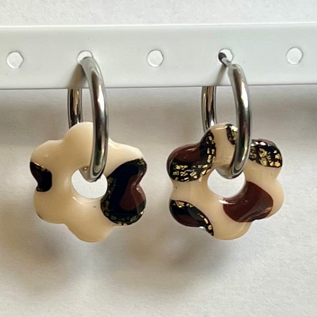 Pampilles Flora (20mm) – Paires de fleurs en pâte polymère (sans créoles)