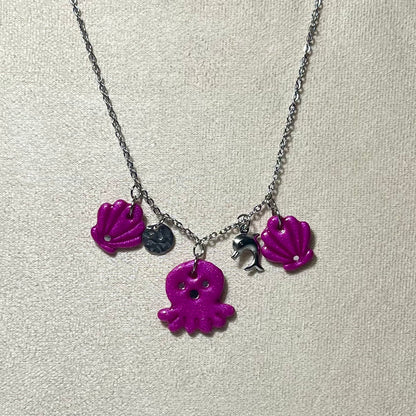 Collier Poulpy – Bijou marin fait main en acier inoxydable et pâte polymère métallisée (4 coloris)