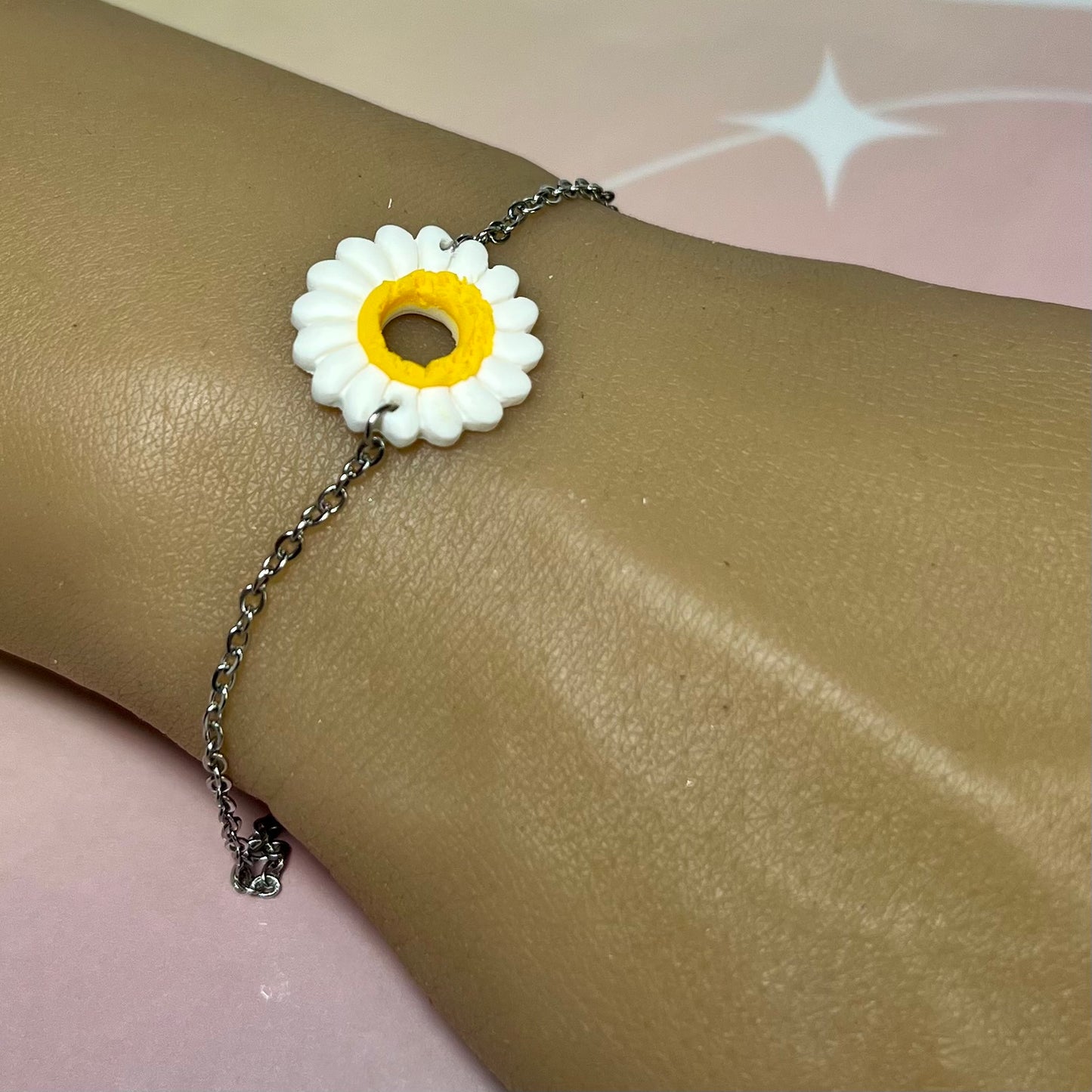 Bracelet Margot – Marguerite en pâte polymère et chaîne en acier inoxydable