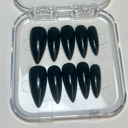Press On Nails Kokoha modèle 002 noirs stiletto dans leur boîte