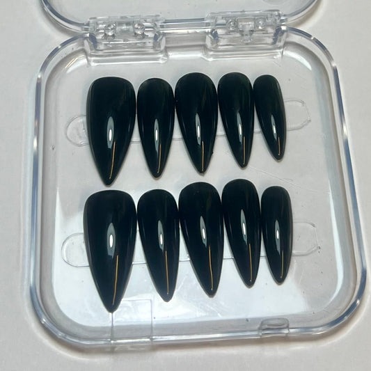 Press On Nails Kokoha modèle 002 noirs stiletto dans leur boîte