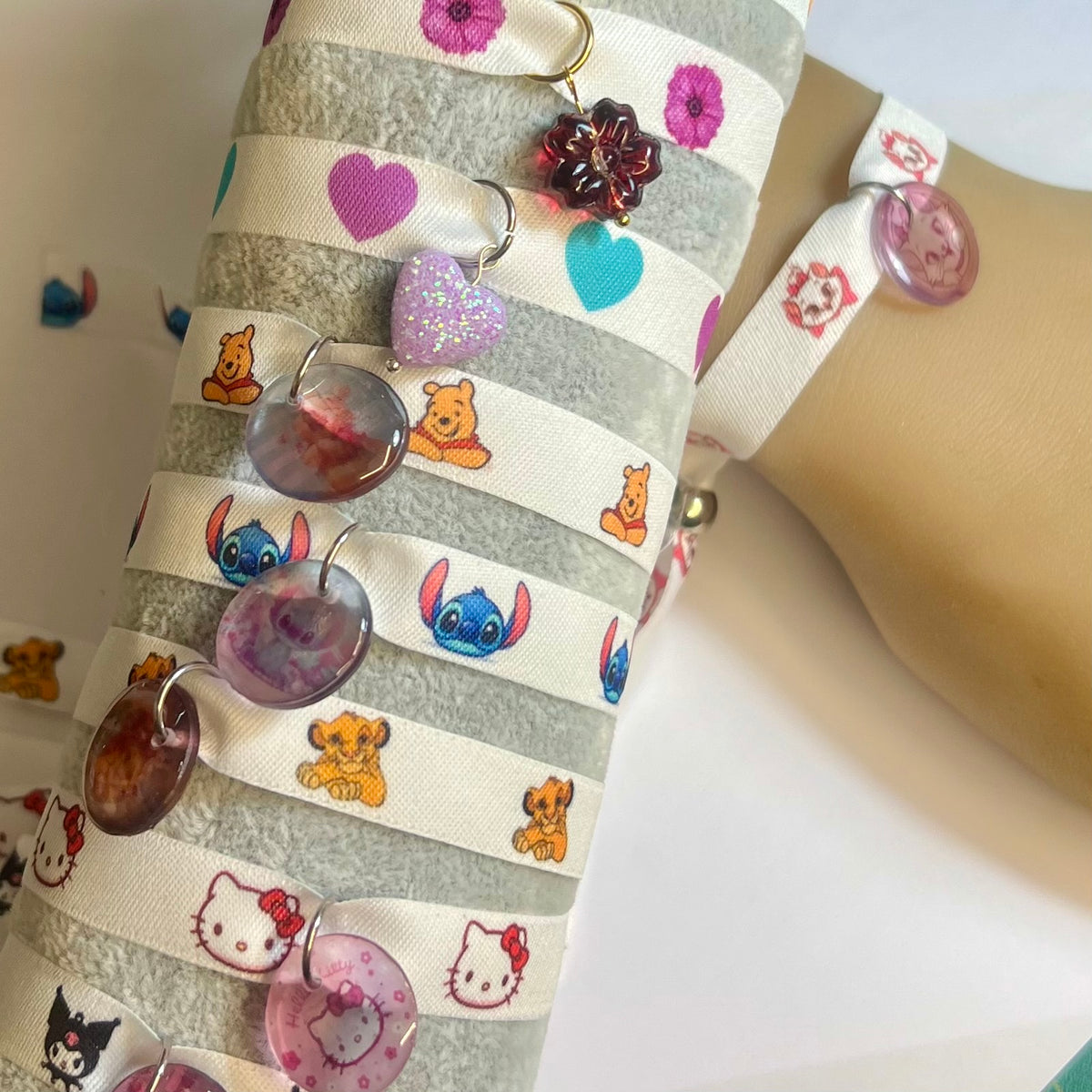 Collection de bracelets en tissu imprimé avec charms assortis et perles coulissantes réglables – Kokoha
