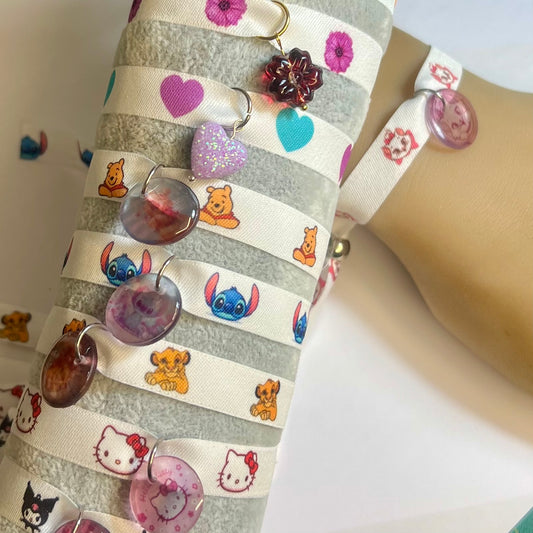 Collection de bracelets en tissu imprimé avec charms assortis et perles coulissantes réglables – Kokoha