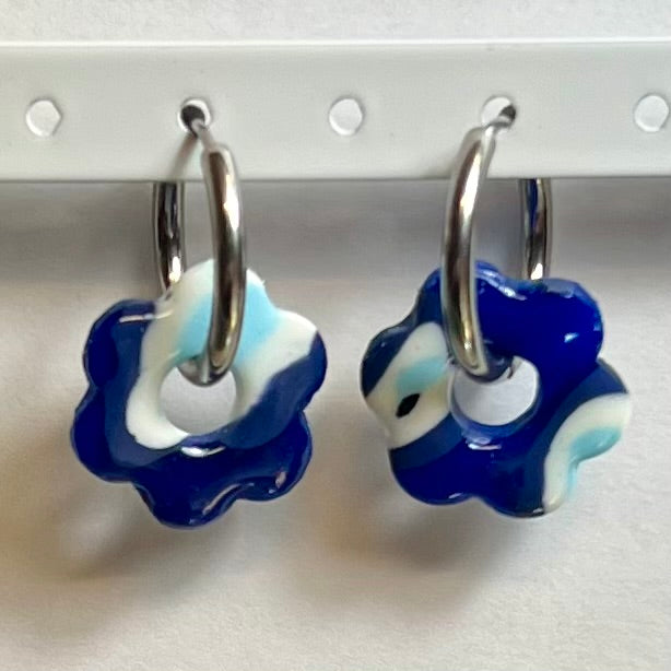 Pampilles Flora (20mm) – Paires de fleurs en pâte polymère (sans créoles)