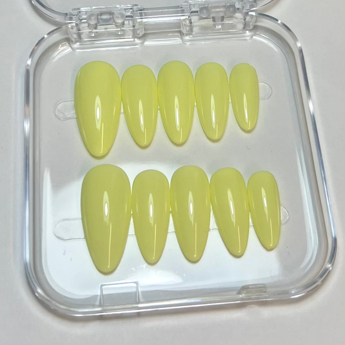 Press On Nails Kokoha modèle 004 amande jaune pastel dans leur boîte