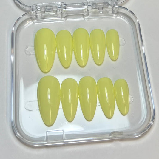 Press On Nails Kokoha modèle 004 amande jaune pastel dans leur boîte