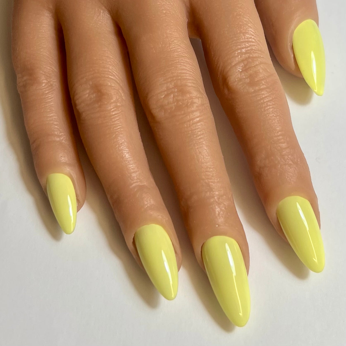 Press On Nails Kokoha modèle 004 amande jaune pastel portés sur les ongles