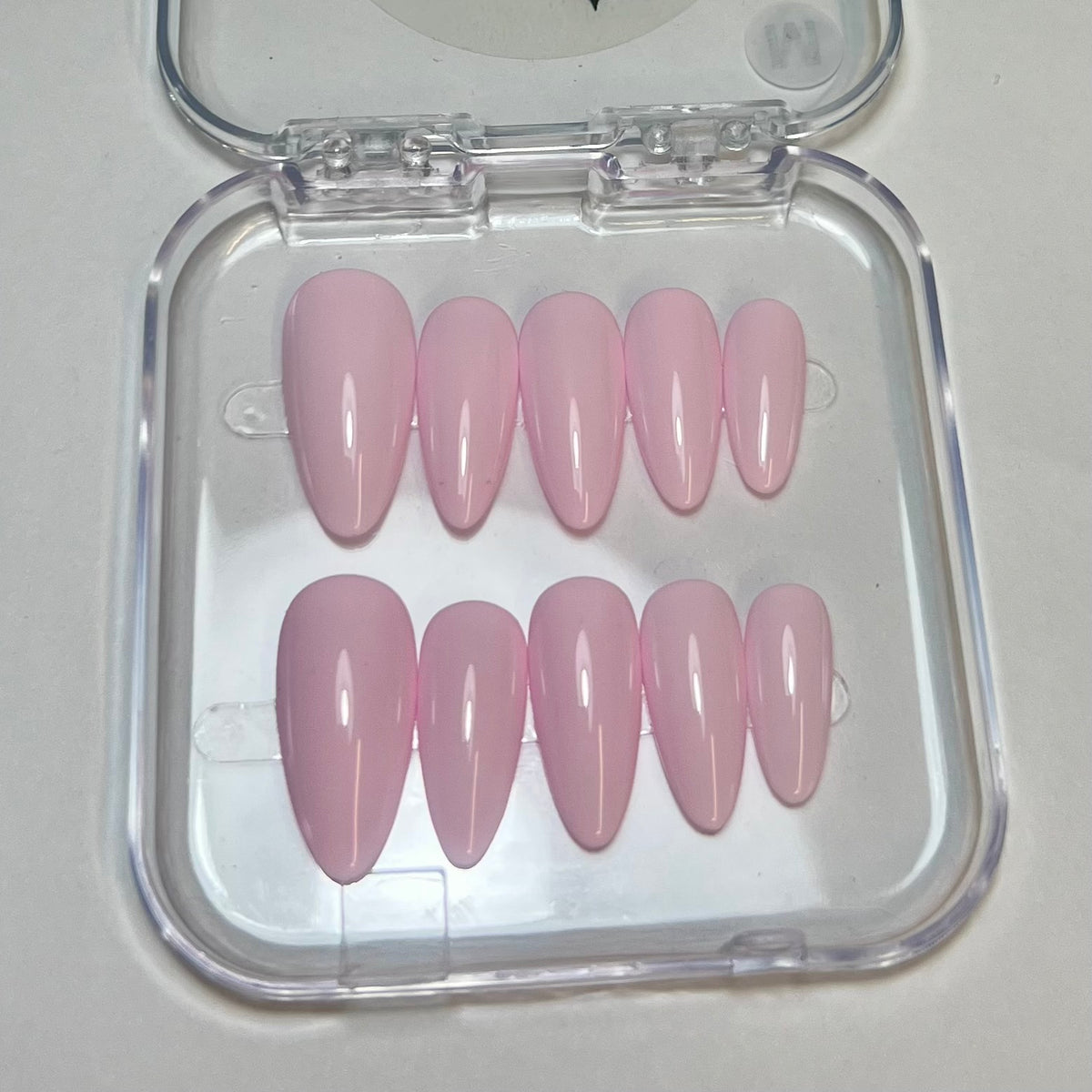 Press On Nails Kokoha modèle 006 amande rose pastel dans leur boîte