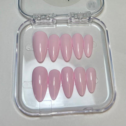 Press On Nails Kokoha modèle 006 amande rose pastel dans leur boîte