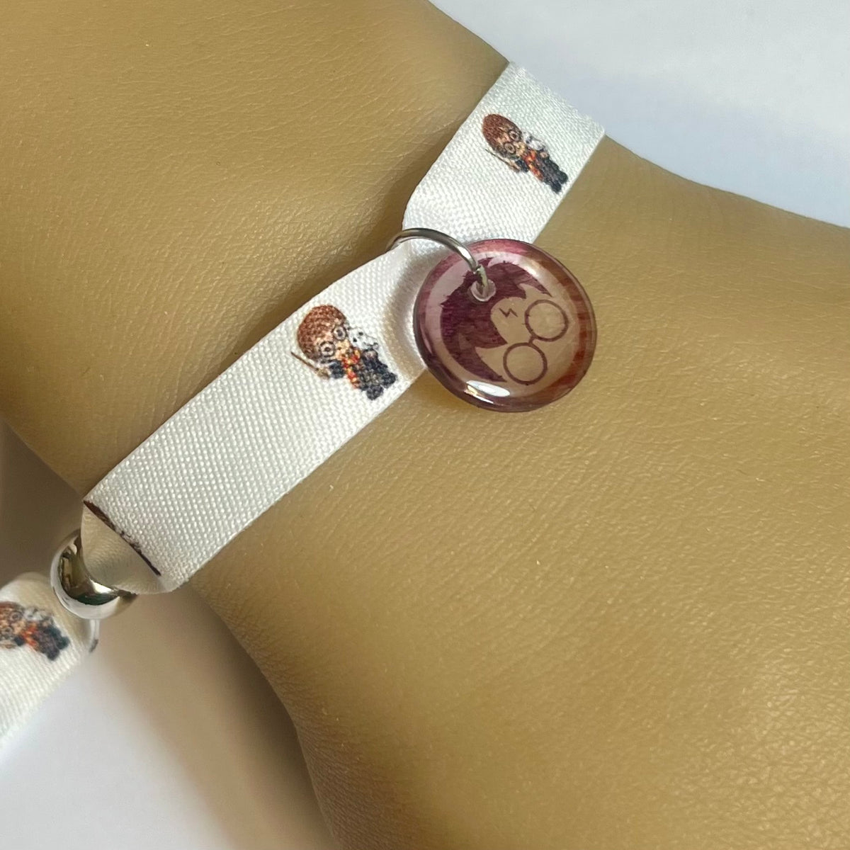 Bracelet en tissu blanc imprimé Harry potter avec charm assorti et fermeture réglable – Kokoha