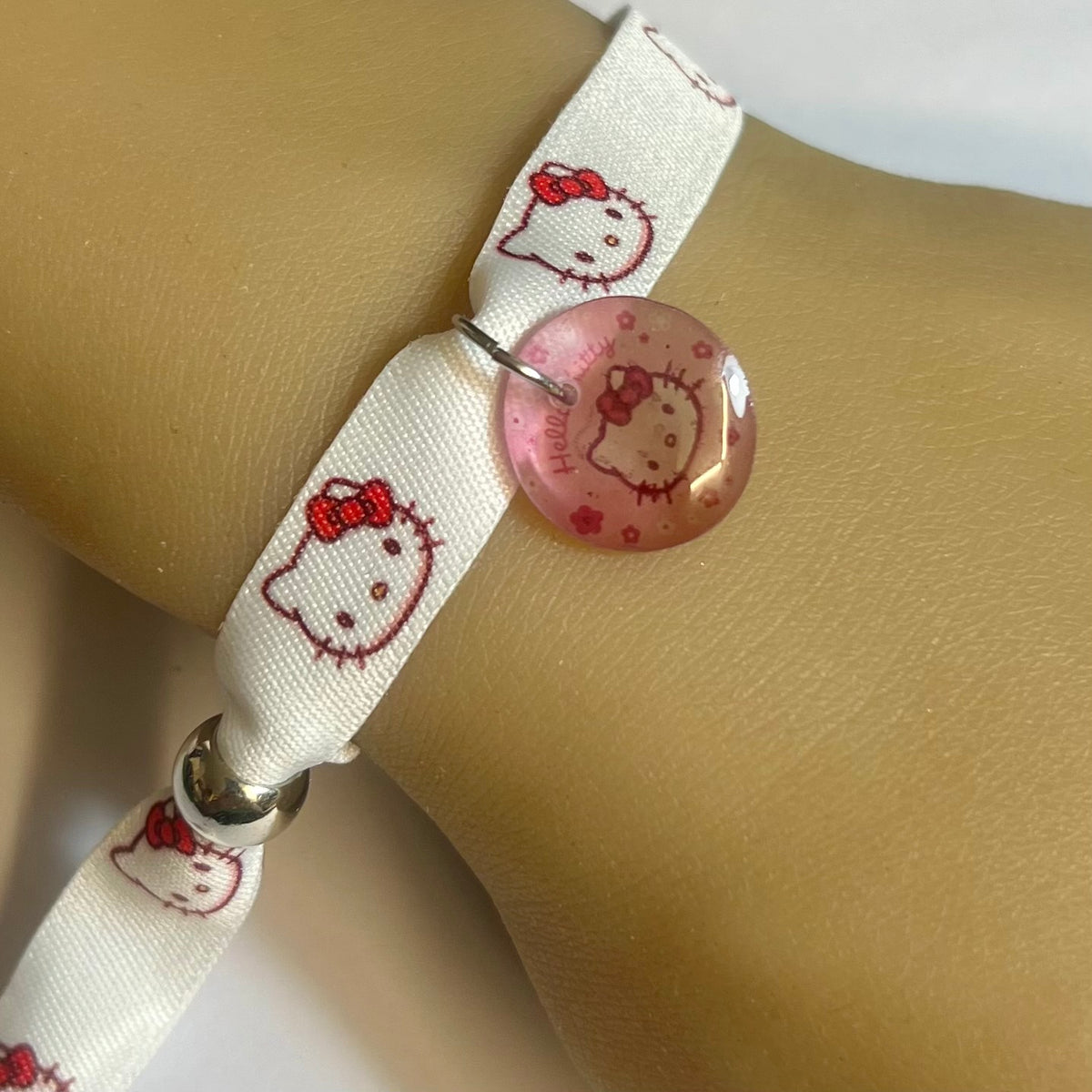 Bracelet en tissu blanc imprimé Hello Kitty avec charm rose assorti et fermeture réglable – Kokoha