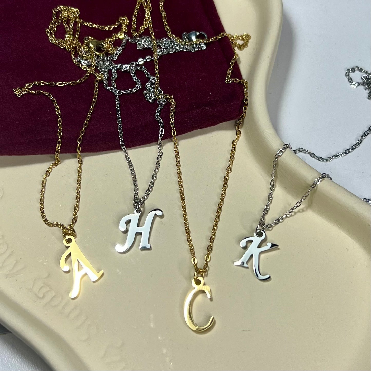 Collier Lettre Initiale en Acier Inoxydable – Doré ou Argenté | Cadeau Personnalisé à Petit Prix