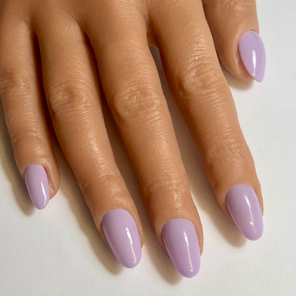 Press On Nails Kokoha modèle 007 oval lilas portés sur les ongles
