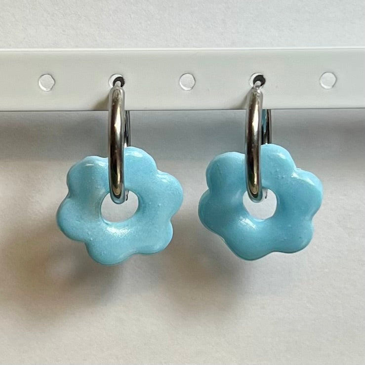 Pampilles Flora (20mm) – Paires de fleurs en pâte polymère (sans créoles)