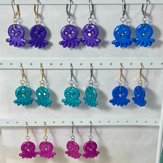 Boucles d'Oreilles Poulpy – Bijou marin fait main en acier inoxydable et pâte polymère métallisée (4 coloris)