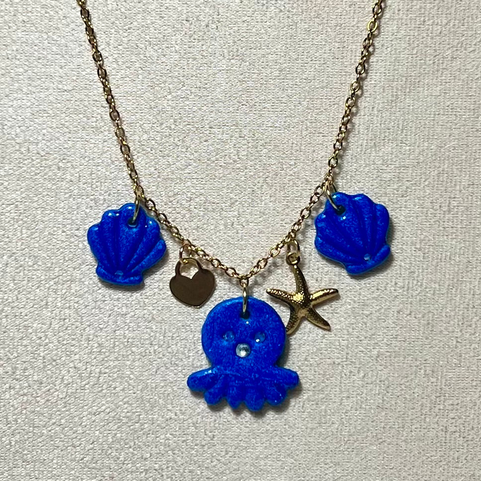 Collier Poulpy – Bijou marin fait main en acier inoxydable et pâte polymère métallisée (4 coloris)
