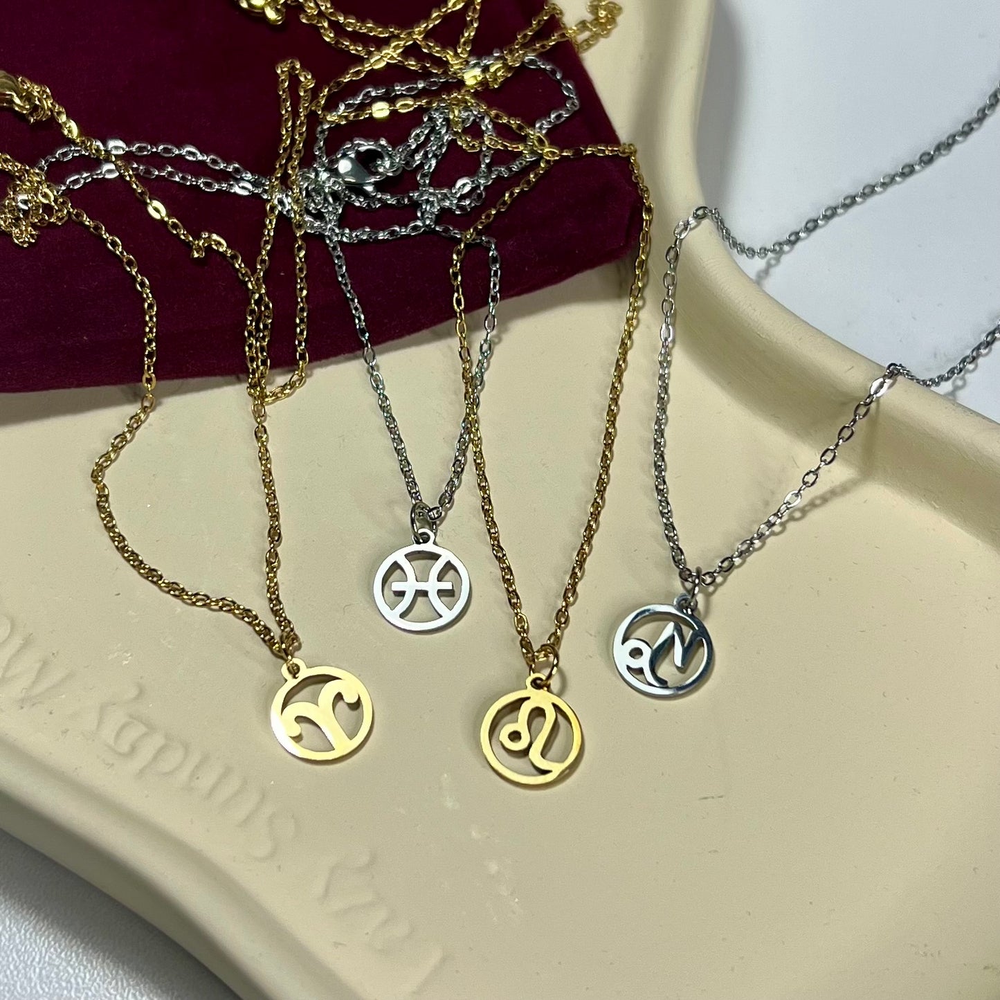 Collier Signe Astrologique en Acier Inoxydable – Doré ou Argenté | Bijou Astre Personnalisé à Petit Prix